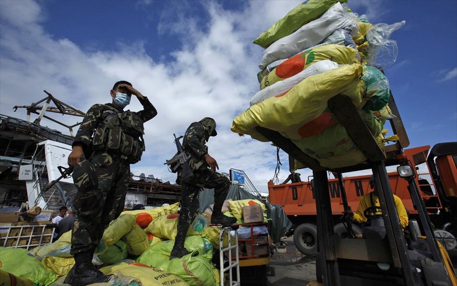 Φιλιππίνες - τυφώνας Χαϊγιάν. Φιλιππινέζοι στρατιώτες παίρνουν μέρος σε επιχείρηση αρωγής για τους πληγέντες από τον τυφώνα Χαϊγιάν, στο αεροδρόμιο του Τακλομπάν.