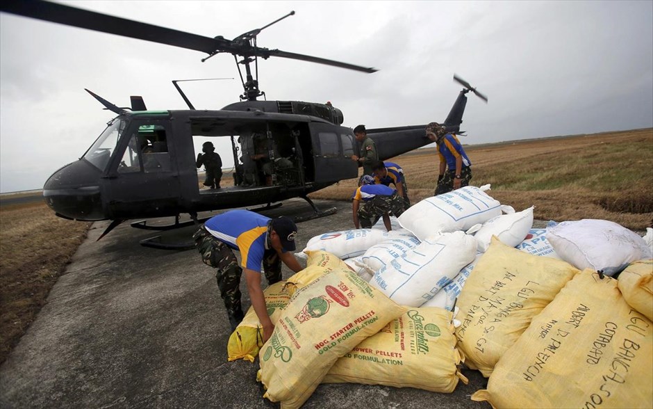 Φιλιππίνες - τυφώνας Χαϊγιάν. Ελικόπτερο της αεροπορίας των Φιλιππίνων εφοδιάζεται με ανθρωπιστική βοήθεια στο αεροδρόμιο του Ταμπλοκάν, πριν αναχωρήσει για την προσέγγιση απροσπέλαστων ορεινών πληγεισών περιοχών δυτικά του Ταμπλοκάν.