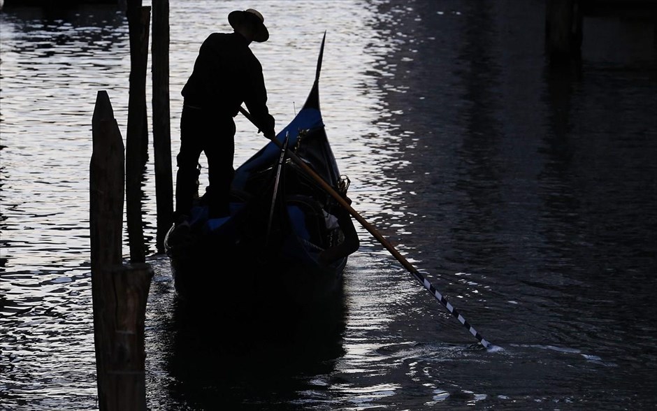 Αύξηση της στάθμης των υδάτων στη Βενετία. Ενας γονδολιέρης διασχίζει ένα κανάλι κοντά στην πλατεία Αγίου Μάρκου στη Βενετία.
