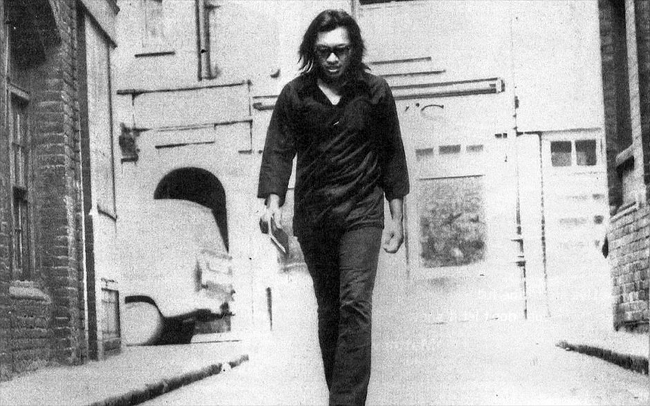 «Ψάχνοντας τον Sugar Man». Στην πρώτη του σκηνοθετική απόπειρα, ο σουηδός Μαλίκ Μπεντζελούλ δημιουργεί το ντοκιμαντέρ «Ψάχνοντας τον Sugar Man» με δομή μυθοπλαστικού θρίλερ, για να ξετυλίξει την απίστευτη ιστορία του πιο άγνωστου - διάσημου τραγουδιστή, Σίξτο Ροντρίγκεζ.