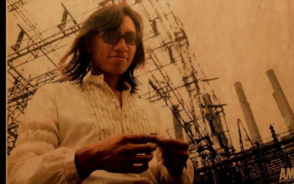 «Ψάχνοντας τον Sugar Man». Στην πρώτη του σκηνοθετική απόπειρα, ο σουηδός Μαλίκ Μπεντζελούλ δημιουργεί το ντοκιμαντέρ «Ψάχνοντας τον Sugar Man» με δομή μυθοπλαστικού θρίλερ, για να ξετυλίξει την απίστευτη ιστορία του πιο άγνωστου - διάσημου τραγουδιστή, Σίξτο Ροντρίγκεζ.
