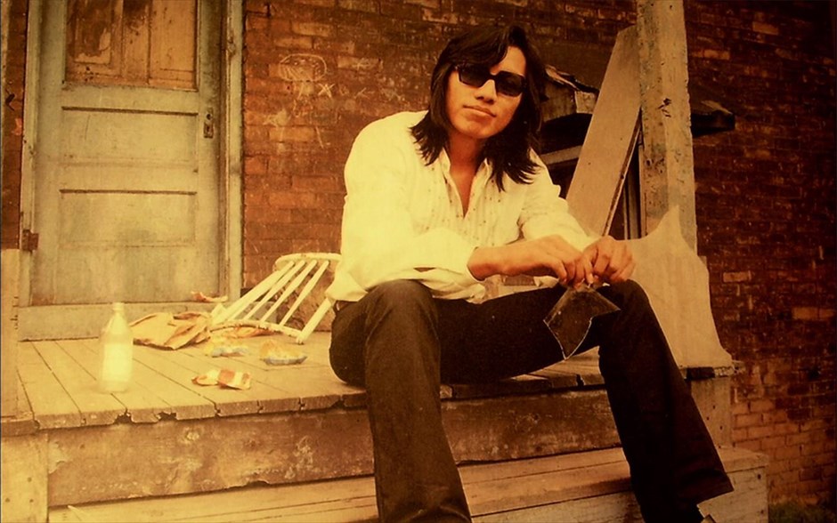 «Ψάχνοντας τον Sugar Man». Στην πρώτη του σκηνοθετική απόπειρα, ο σουηδός Μαλίκ Μπεντζελούλ δημιουργεί το ντοκιμαντέρ «Ψάχνοντας τον Sugar Man» με δομή μυθοπλαστικού θρίλερ, για να ξετυλίξει την απίστευτη ιστορία του πιο άγνωστου - διάσημου τραγουδιστή, Σίξτο Ροντρίγκεζ.