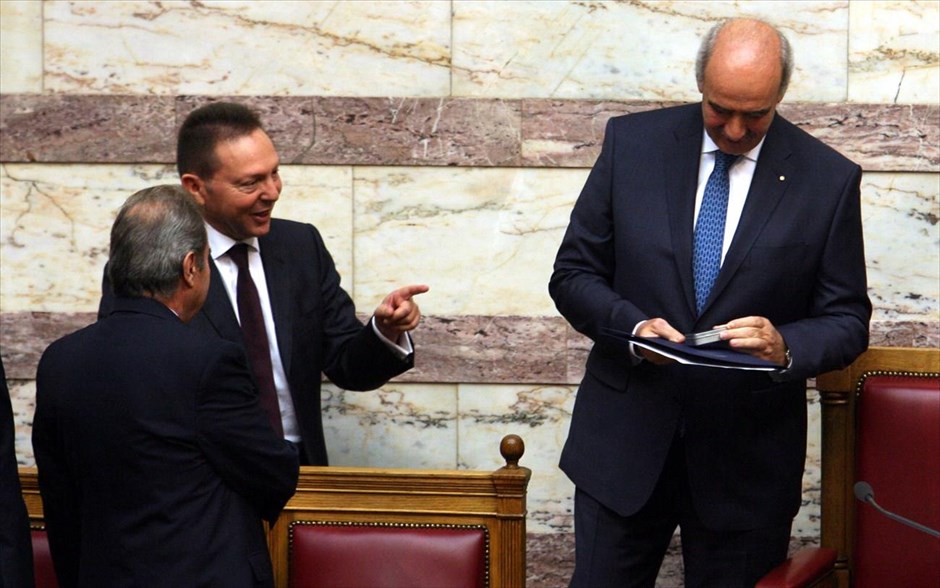 Στη Βουλή ο Προϋπολογισμός του 2014. Ο ΥΠΟΙΚ Γ. Στουρνάρας (αριστερά) παραδίδει στον Πρόεδρο της Βουλής Β.&nbsp;Μεϊμαράκη το στικάκι με τον Προϋπολογισμό του 2014. Ο Προϋπολογισμός του 2014 προβλέπει για τη φετινή χρονιά πρωτογενές πλεόνασμα 812 εκατ. ευρώ και θα έχει ψηφιστεί μέχρι τις 7 ή 8 Δεκεμβρίου. Ο κ. Μεϊμαράκης ανακοίνωσε ότι ο Προϋπολογισμός του 2014 θα αρχίσει να συζητείται στην Επιτροπή Οικονομικών Υποθέσεων στις 25 Νοεμβρίου σε τέσσερις συνεδριάσεις.