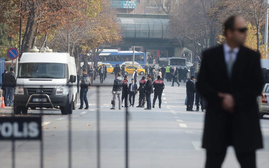 Αποκλεισμένοι οι δρόμοι γύρω από το γραφείο του Ερντογάν. Άνδρες της τουρκικής αστυνομίας ελέγχουν την περιοχή γύρω από το γραφείο του τούρκου πρωθυπουργού Ρετζέπ Ταγίπ Ερντογάν. Άτομο το οποίο ετοιμαζόταν να πυροδοτήσει εκρηκτικό μηχανισμό έξω από το γραφείο του πρωθυπουργού της Τουρκίας, Ρετζέπ Ταγίπ Ερντογάν, την Πέμπτη, συνέλαβε η αστυνομία στην Άγκυρα.