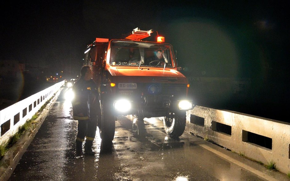 Ρόδος - κακοκαιρία - πυροσβεστική. Όχημα της πυροσβεστικής με τους πυροσβέστες να ελέγχουν γέφυρα μετά τις καταστροφές που προξένησε η ισχυρή βροχόπτωση (23 Νοεμβρίου 2013).