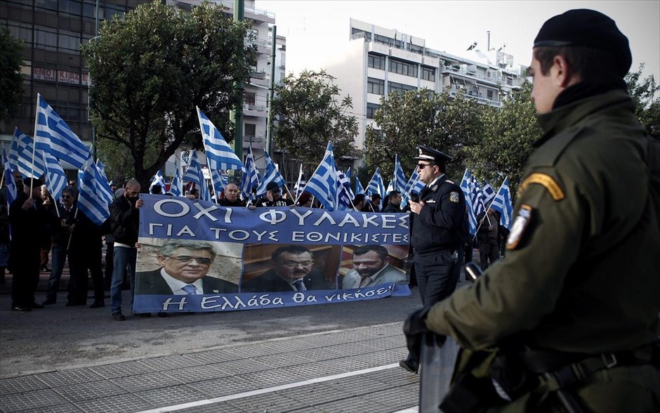 Στις 7/12 οι απολογίες των τριών βουλευτών της Χρυσής Αυγής . Προθεσμία για να απολογηθούν στις 7 Δεκεμβρίου ζήτησαν και έλαβαν από τις εφέτες ανακρίτριες οι βουλευτές της Χρυσής Αυγής Στάθης Μπούκουρας, Παναγιώτης Ηλιόπουλος και Γιώργος Γερμενής, που κατηγορούνται για διεύθυνση και συμμετοχή σε εγκληματική οργάνωση.  Σε συμπαράστασή τους είχαν συγκεντρωθεί έξω από τα δικαστήρια περίπου 150 μέλη της Χρυσής Αυγής, τα οποία κρατούσαν ελληνικές σημαίες και πανό και φώναζαν συνθήματα, μεταξύ των οποίων και το «Όχι φυλακές για τους εθνικιστές».