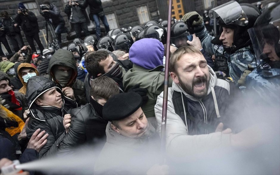 Το γεωπολιτικό δίλημμα της Ουκρανίας  . Την Κυριακή, μεγάλη διαδήλωση πραγματοποιήθηκε στην ουκρανική πρωτεύουσα, κατά τη διάρκεια της οποίας οι διαδηλωτές συγκρούσθηκαν με τις αστυνομικές δυνάμεις.
