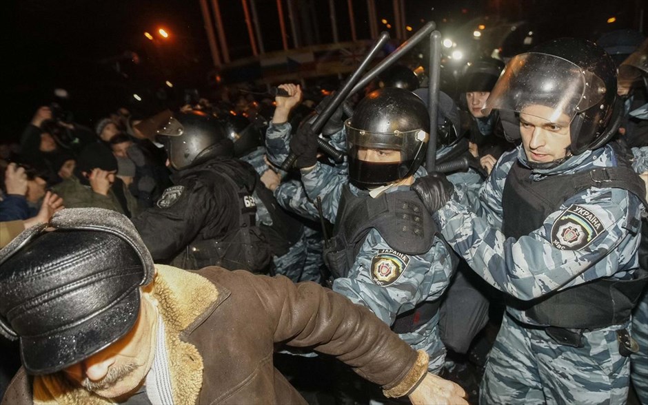 Το γεωπολιτικό δίλημμα της Ουκρανίας  . Την Κυριακή, μεγάλη διαδήλωση πραγματοποιήθηκε στην ουκρανική πρωτεύουσα, κατά τη διάρκεια της οποίας οι διαδηλωτές συγκρούσθηκαν με τις αστυνομικές δυνάμεις.