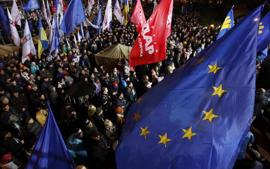 Το γεωπολιτικό δίλημμα της Ουκρανίας  . Διαδήλωση υπέρ της σύνδεσης με την Ε.Ε. στο κέντρο του Κιέβου (25 Νοεμβρίου).