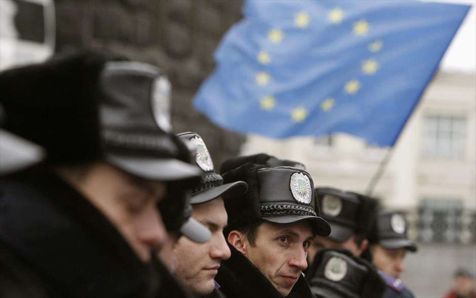 Το γεωπολιτικό δίλημμα της Ουκρανίας  . Διαδήλωση υπέρ της σύνδεσης με την Ε.Ε. στο κέντρο του Κιέβου (26 Νοεμβρίου).