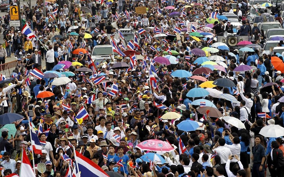 Αντικυβερνητικές διαδηλώσεις στην Ταϊλάνδη. Υπάλληλοι του κρατικού φορέα τηλεπικοινωνιών υποδέχονται με ενθουσιασμό τους διαδηλωτές που φτάνουν στις εγκαταστάσεις.