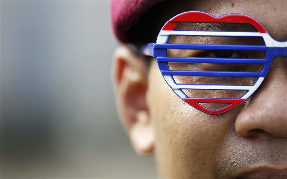 Αντικυβερνητικές διαδηλώσεις στην Ταϊλάνδη. Στρατιώτης φορά γυαλιά που του έδωσε διαδηλωτής που εισέβαλε στο κτήριο του γενικού επιτελείου του Ταϊλανδικού Βασιλικού Στρατού στην Μπανγκόκ.