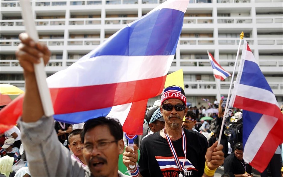 Αντικυβερνητικές διαδηλώσεις στην Ταϊλάνδη. Διαδηλωτές έξω από το υπουργείο Οικονομικών.