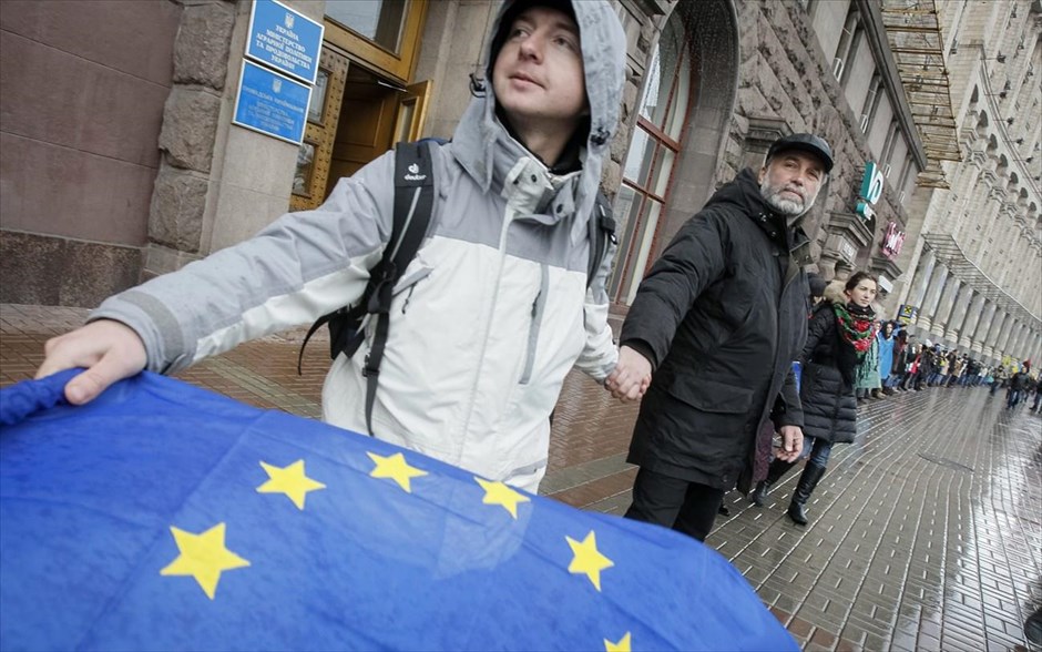 Ουκρανία: Ανθρώπινη αλυσίδα «ένωσης» με την Ευρώπη. Χιλιάδες διαδηλωτές στην Ουκρανία έδωσαν την Παρασκευή τα χέρια για να σχηματίσουν μια συμβολική αλυσίδα που να «ενώνει» τη χώρα τους με την Ευρώπη, μετά την άρνηση του ουκρανού προέδρου Βίκτορ Γιανουκόβιτς να υπογράψει συμφωνία σύνδεσης με την Ευρωπαϊκή Ένωση. Κρατώντας ουκρανικές και ευρωπαϊκές σημαίες και φωνάζοντας «Η Ουκρανία είναι η Ευρώπη», οι διαδηλωτές δημιούργησαν αλυσίδα από την πλατεία Ανεξαρτησίας στο κέντρο του Κιέβου προς τα δυτικά.