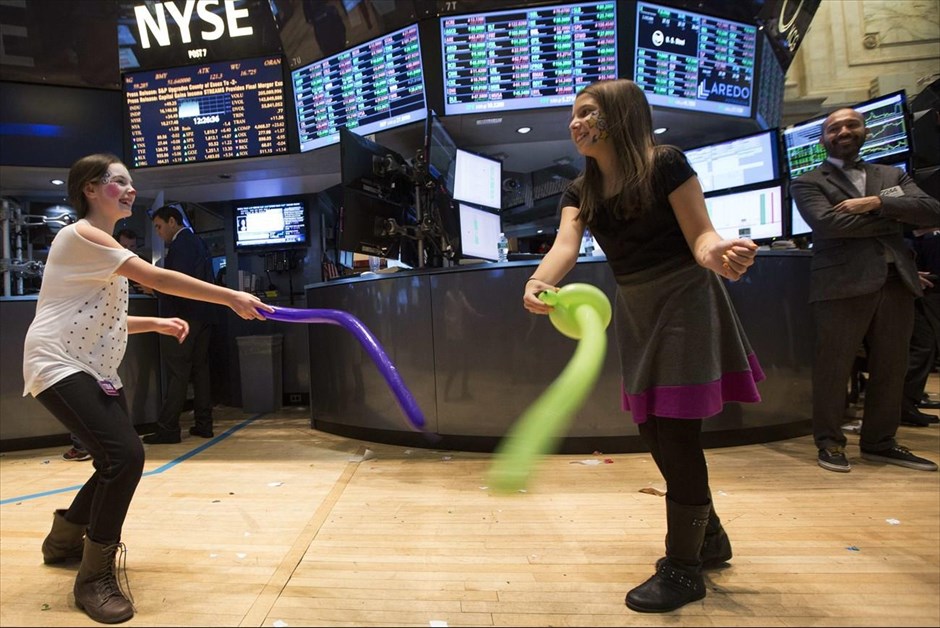 «Ξιφασκία» στη Wall Street. Δύο κορίτσια παίζουν ξιφασκία με μπαλόνια&nbsp;στο Χρηματιστήριο της Νέας Υόρκης. Οι χρηματιστές συνηθίζουν να φέρνουν τα παιδιά τους στον χώρο εργασίας τους την πρώτη Παρασκευή μετά τον εορτασμό της Ημέρας των Ευχαριστιών.