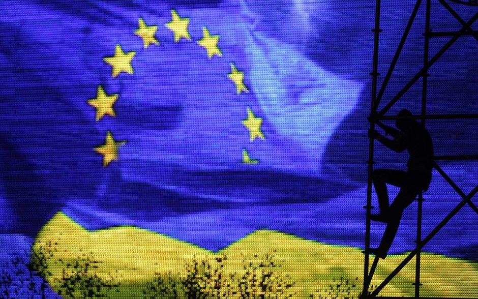 Διαδηλώσεις στο Κίεβο. Ένας εργάτης δουλεύει στο στήσιμο μίας σκηνής που προορίζεται για ομιλίες στο πλαίσιο των αντικυβερνητικών διαδηλώσεων στην πλατεία Ανεξαρτησίας του Κιέβου. Στο δημαρχείο του Κιέβου εισέβαλαν φιλοευρωπαίοι διαδηλωτές καταλαμβάνοντας τουλάχιστον ένα τμήμα του κτηρίου, κατά τη διάρκεια μεγάλης διαδήλωσης μετά&nbsp;την απόφαση του ουκρανού προέδρου Βίκτορ Γιανουκόβιτς να μην υπογράψει μια συμφωνία για στενότερους δεσμούς της χώρας του με την Ε.Ε.