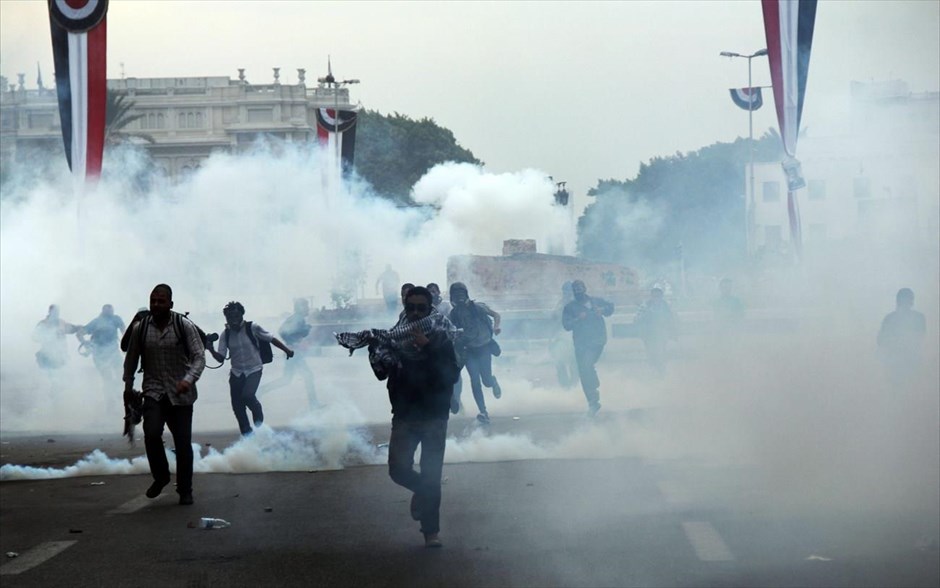Ένταση και δακρυγόνα στο Κάιρο. Αιγύπτιοι φοιτητές τρέχουν μέσα από καπνούς δακρυγόνων κατά τη διάρκεια συγκρούσεων με τις δυνάμεις ασφαλείας στην πλατεία Ταχρίρ του Καΐρου. Οι φοιτητές είχαν ξεκινήσει πορεία διαμαρτυρίας από το Πανεπιστήμιο του Καΐρου και στη συνέχεια κατευθύνθηκαν προς την πλατεία Ταχρίρ και τους παρακείμενους δρόμους όπου συγκρούστηκαν με τις δυνάμεις ασφαλείας.