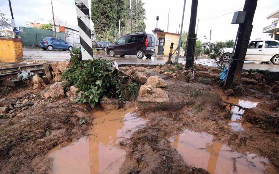 Αργολίδα - Σε κατάσταση έκτακτης ανάγκης λόγω των πλημμυρών το Άργος. Πυροσβέστες που έσπευσαν στην περιοχή από όλη την Πελοπόννησο και οι δυνάμεις της Πολιτικής Προστασίας στην πόλη του 