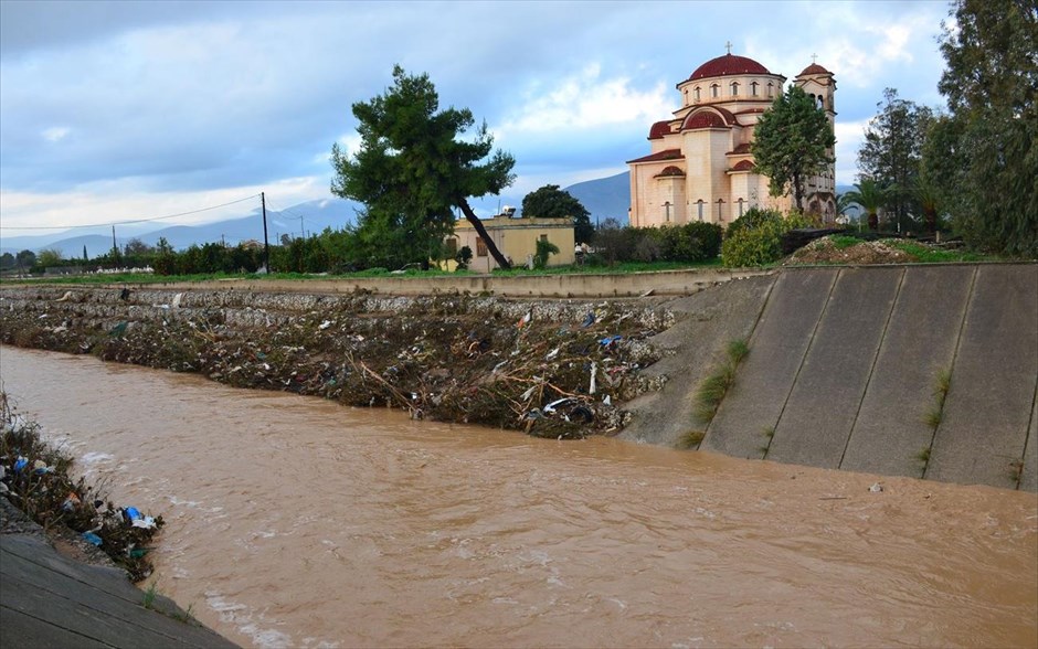 Αργος - Κακοκαιρία στην Αργολίδα. Λάσπες και σκουπίδια ρέουν σε ποτάμι στην πόλη του Άργους.