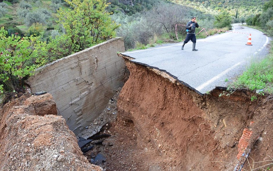 Σε κατάσταση έκτακτης ανάγκης το Άργος. Ο δρόμος που οδηγεί στην ορεινή Αργολίδα έχει κοπεί από τον ορμητικό χείμαρρο. Οι ζημιές που υπέστη η πόλη του Άργους καθώς και οι γύρω περιοχές είναι πάρα πολύ μεγάλες.