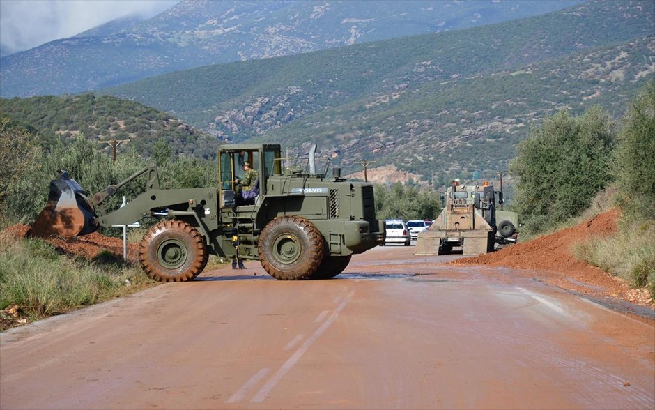 Αργος - Κακοκαιρία στην Αργολίδα. Στρατιώτες με μηχανήματα από το Λουτράκι καθαρίζουν τους δρόμους της Αργολίδο. Μια 55χρονη γυναίκα η οποία βρέθηκε πνιγμένη σε υπόγειο διαμέρισμα στο Άργος , είναι ο τραγικός απολογισμός της μεγάλης πλημμύρας που έπληξε την περιοχή.