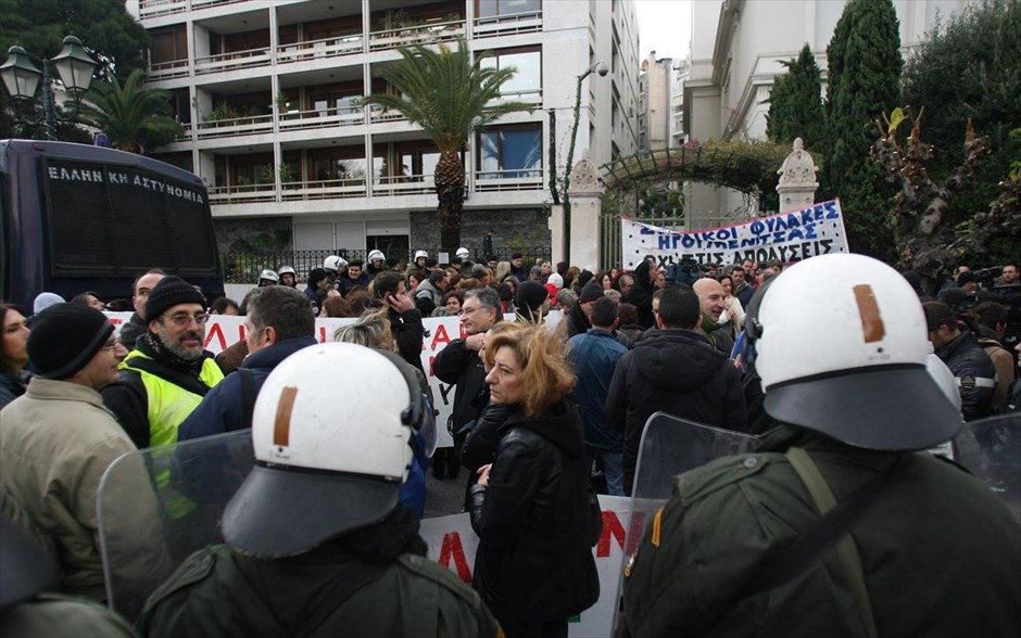 Συγκέντρωση διαμαρτυρίας σχολικών φυλάκων - Ενταση. 