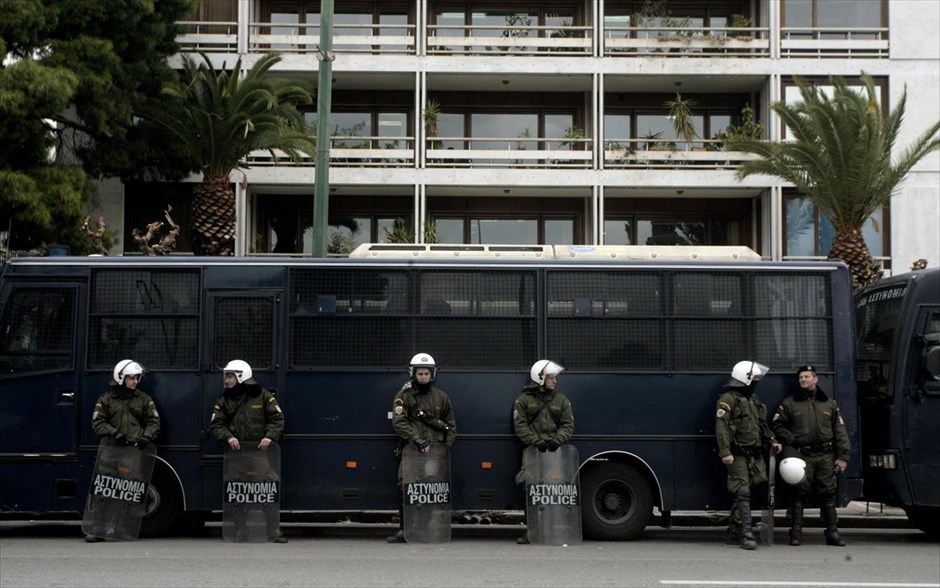 Ενταση με τους σχολικούς φύλακες στο υπ. Διοικητικής Μεταρρύθμισης. 