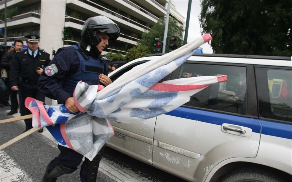Ενταση με τους σχολικούς φύλακες στο υπ. Διοικητικής Μεταρρύθμισης. 