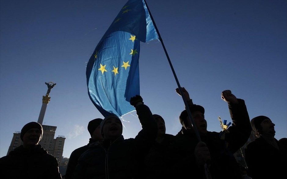 Ουκρανία: Χιλιάδες διαδηλωτές έξω από το Κοινοβούλιο. Διαδηλωτές είναι συγκεντρωμένοι στην πλατεία Ανεξαρτησίας του Κιέβου. Ο πρόεδρος της Ουκρανίας Βίκτορ Γιανουκόβιτς αναχώρησε από τη χώρα του για προγραμματισμένη επίσκεψή του στην Κίνα την Τρίτη την ώρα που η ένταση κλιμακώνεται.