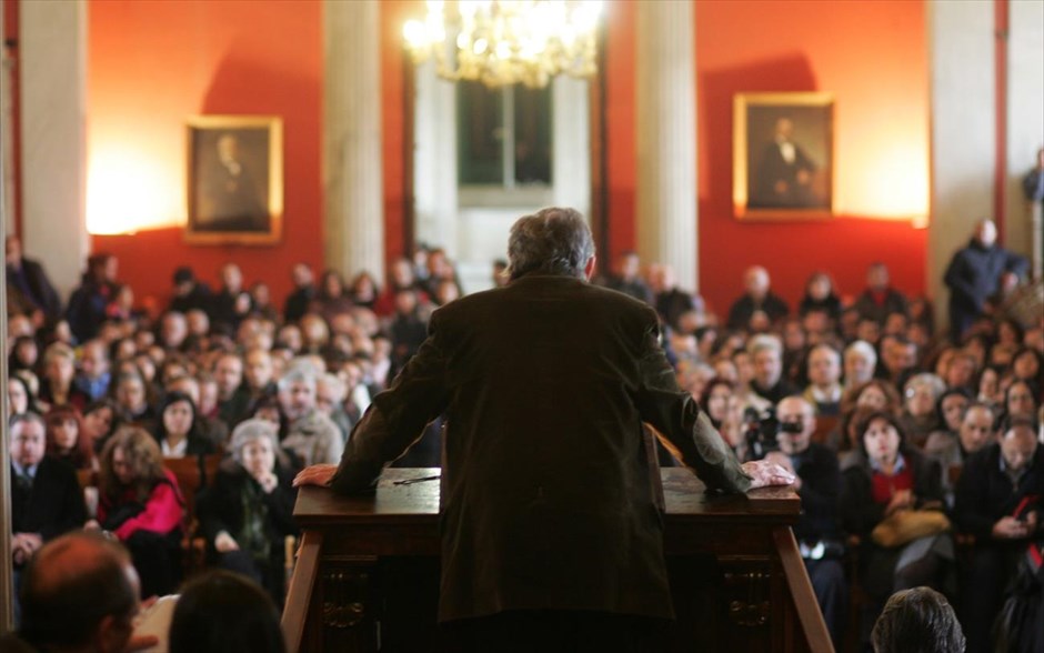 Θ. Πελεγρίνης: Είμαι περήφανος για τους υπαλλήλους του ΕΚΠΑ. Μιλώντας σε εκδήλωση των διοικητικών υπαλλήλων στην Αίθουσα Τελετών του κεντρικού κτηρίου του Εθνικού και Καποδιστριακού Πανεπιστημίου Αθηνών, ο&nbsp; Πρύτανης κ. Θ. Πελεγρίνης επεσήμανε ότι η ηγεσία του υπουργείου «έχει υποπέσει σε σωρεία λαθών», ενώ δήλωσε πως αισθάνεται «δέος» απέναντι στους υπαλλήλους «που δίνουν το αίμα τους για να σώσουν τη σάρκα τους». «Δεν ξέρω αν θα είμαι αύριο εδώ, αλλά είμαι περήφανος για τους υπαλλήλους του ιδρύματος» τόνισε.