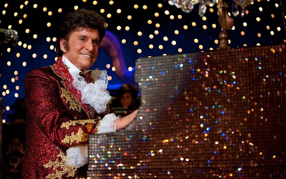 «Behind the candelabra». Το βιογραφικό δράμα του Στίβεν Σόντερμπεργκ, «Behind the candelabra», με τον - βραβευμένο με Όσκαρ -&nbsp; Μάικλ Ντάγκλας και τον – 2 φορές υποψήφιο για Όσκαρ - Ματ Ντέιμον, φωτίζει τη σχέση του βιρτουόζου πιανίστα, μοναδικού περφόρμερ και λαμπερού αστέρα της σκηνής, Λιμπεράτσε, με τον νεαρό Σκοτ Θόρσον.