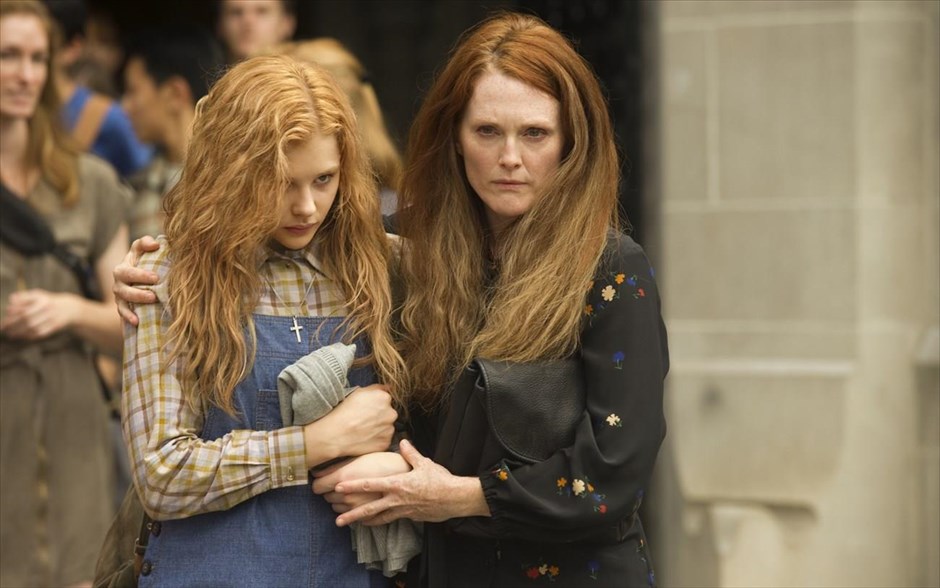 «Carrie». Το περίφημο πρώτο μυθιστόρημα του μετρ του τρόμου, Στίβεν Κινγκ, «Carrie», μετά την εμβληματική μεταφορά του στον κινηματογράφο από τον Μπράιαν Ντε Πάλμα, το 1976, επιστρέφει με μία νέα εκδοχή, προσαρμοσμένη στο σήμερα από την Κίμπερλι Πιρς.