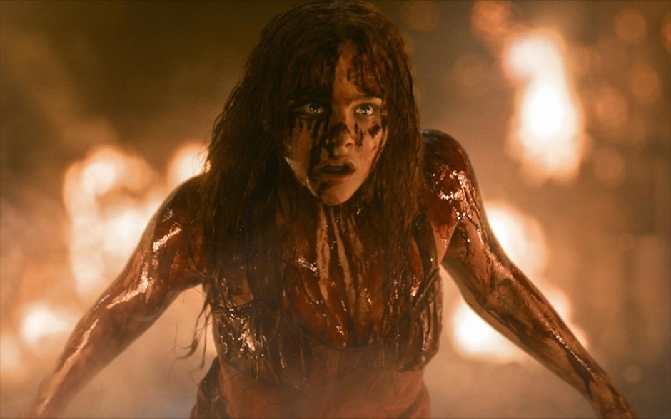 «Carrie». Το περίφημο πρώτο μυθιστόρημα του μετρ του τρόμου, Στίβεν Κινγκ, «Carrie», μετά την εμβληματική μεταφορά του στον κινηματογράφο από τον Μπράιαν Ντε Πάλμα, το 1976, επιστρέφει με μία νέα εκδοχή, προσαρμοσμένη στο σήμερα από την Κίμπερλι Πιρς.
