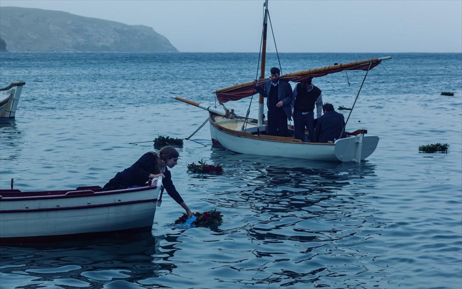 «Μικρά Αγγλία». Βασισμένο στο ομώνυμο βραβευμένο μυθιστόρημα της Ιωάννας Καρυστιάνη, το δράμα του Παντελή Βούλγαρη «Μικρά Αγγλία» - με τους Πηνελόπη Τσιλίκα, Σοφία Κόκκαλη, Αννέζα Παπαδοπούλου, Ανδρέα Κωνσταντίνου, Μάξιμο Μουμούρη, Βασίλη Βασιλάκη, Χρήστο Καλαβρούζο και Ειρήνη Ιγγλέση - μας ταξιδεύει στην Άνδρο του ’30 και του ’40.