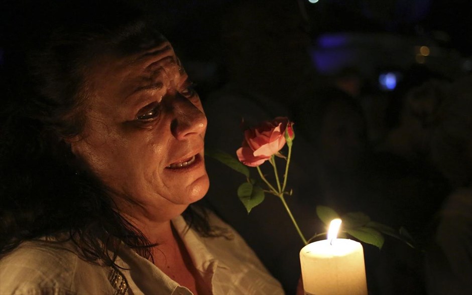 Θάνατος Νέλσον Μαντέλα. Μία γυναίκα κλαίει έξω από το σπίτι του Νέλσον Μαντέλα.