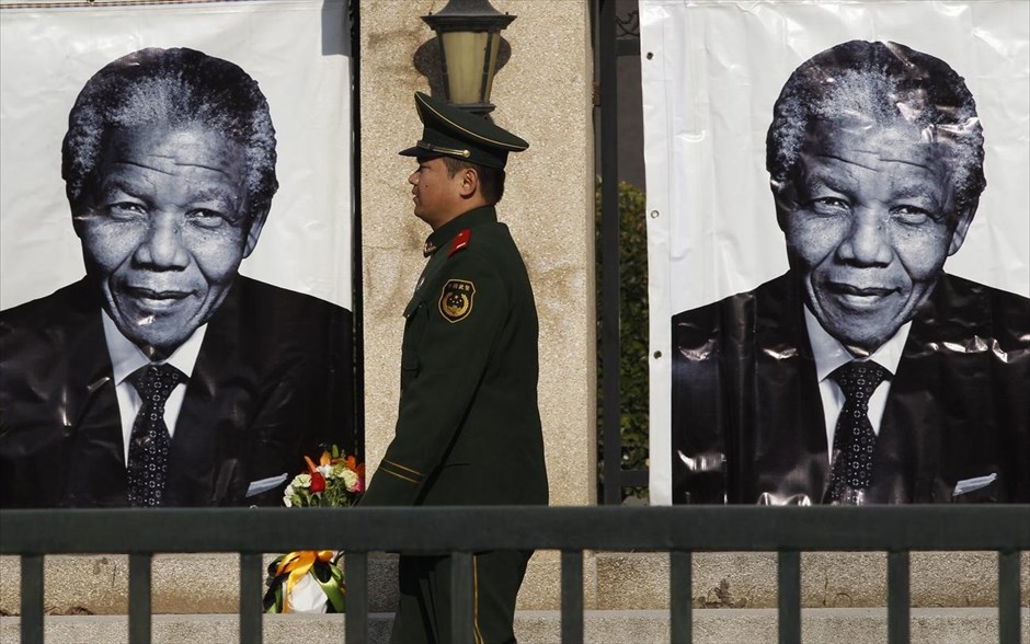 Νέλσον Μαντέλα. Φωτογραφίες του Μαντέλα έχουν αναρτηθεί στην πρεσβεία της Νότιας Αφρικής στο Πεκίνο.