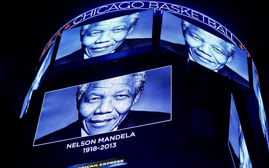 Νέλσον Μαντέλα. Ενός λεπτού σιγή τηρήθηκε στη μνήμη του Νέλσον Μαντέλα πριν την έναρξη του αγώνα NBA μεταξύ Σικάγο Μπουλς και Μαϊάμι Χιτ.