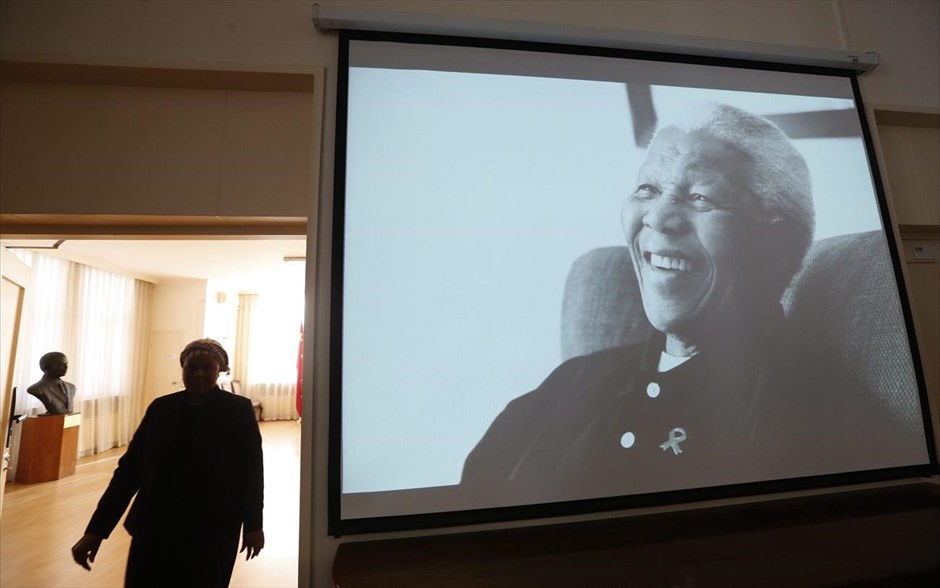 Νέλσον Μαντέλα. Φωτογραφία του Νέλσον Μαντέλα στην πρεσβεία της Νότιας Αφρικής στην Κίνα.