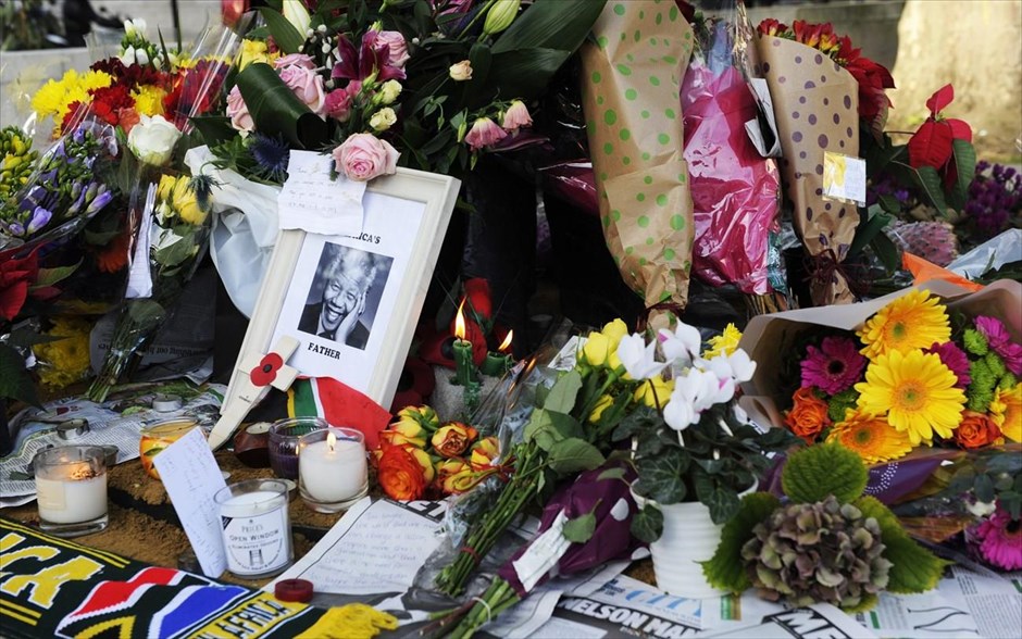 Νέλσον Μαντέλα. Κόσμος έχει αφήσει λουλούδια στο άγαλμα του Νέλσον Μαντέλα στο Λονδίνο.