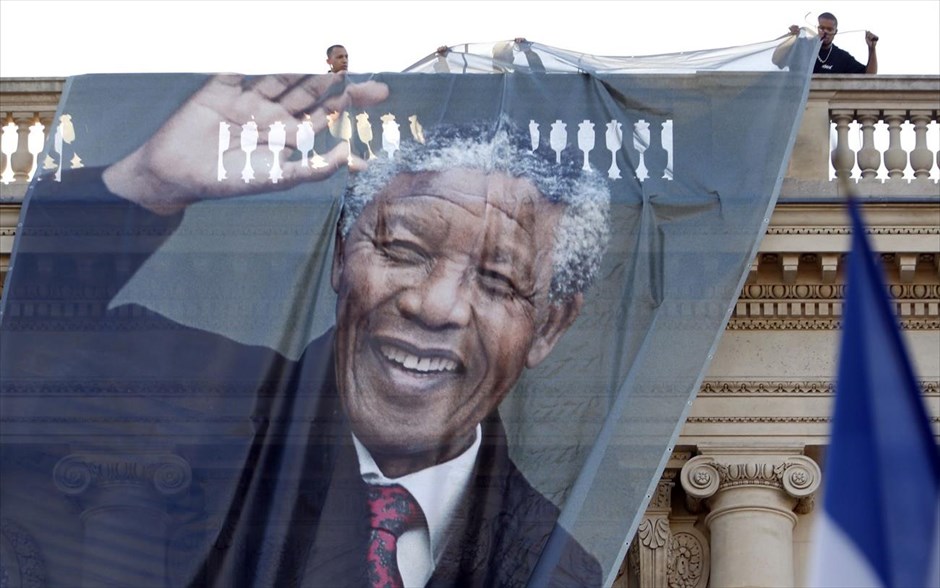 Νέλσον Μαντέλα. Ένα τεράστιο πανό με το πρόσωπο του Μαντέλα καλύπτει την πρόσοψη του υπουργείου Εξωτερικών της Γαλλίας στο Παρίσι.