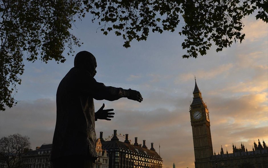 Νέλσον Μαντέλα. Το άγαλμα του Νέλσον Μαντέλα με φόντο το Μπιγκ Μπεν στο Λονδίνο.