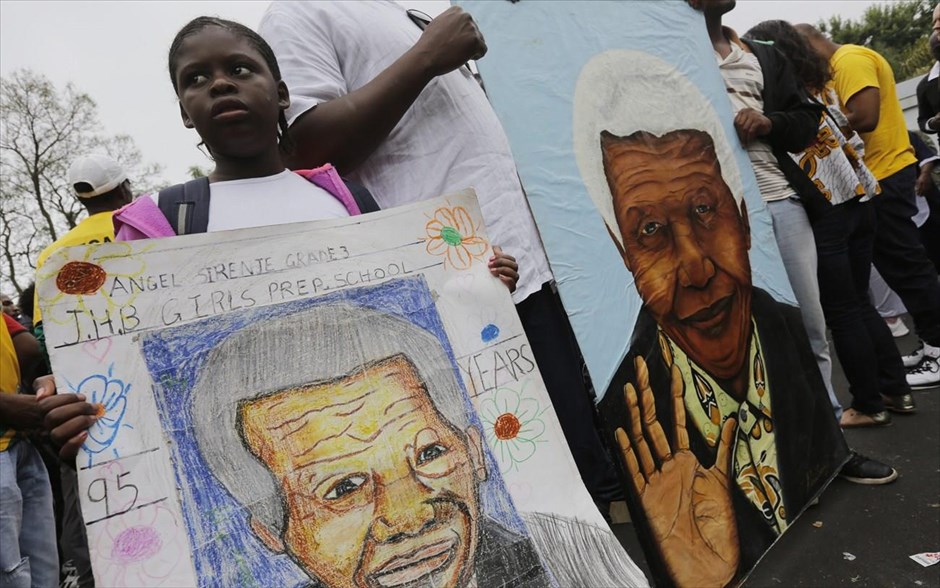 Νέλσον Μαντέλα. Στιγμιότυπο από συγκέντρωση που διοργανώθηκε στο Γιοχάνεσμπουργκ στη μνήμη του Νέλσον Μαντέλα.