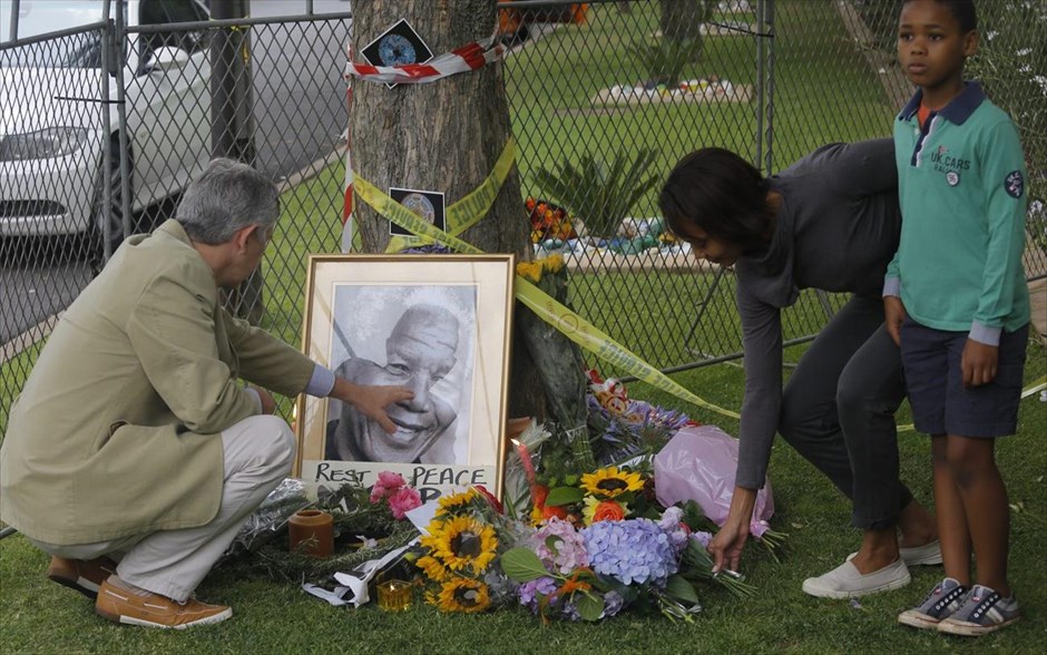 Νέλσον Μαντέλα. Κόσμος αφήνει λουλούδια έξω από την κατοικία του Νέλσον Μαντέλα στο Γιοχάνεσμπουργκ.