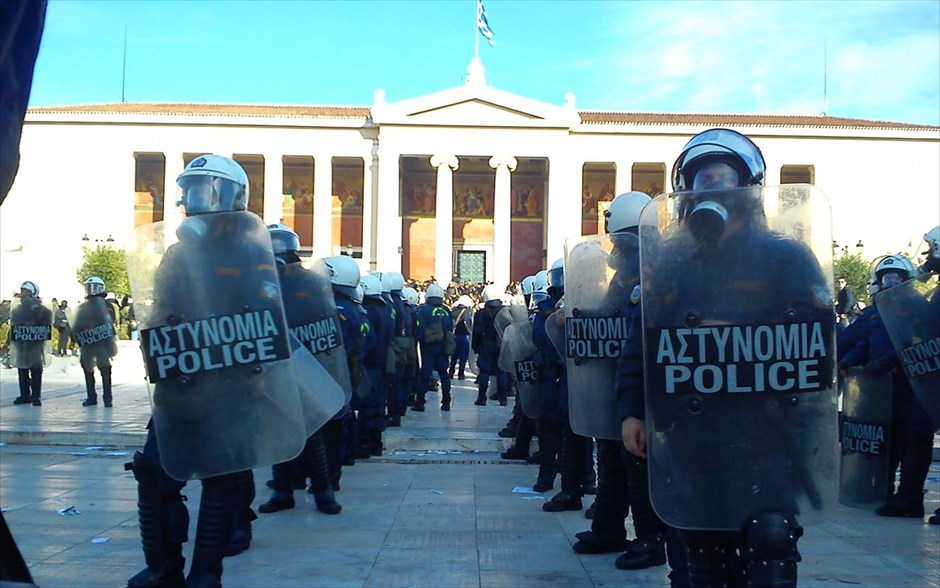 Ένταση στα προπύλαια. 
