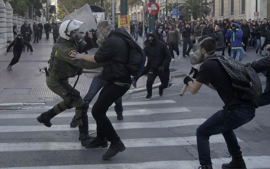 Ένταση και προσαγωγές στα Προπύλαια. Μικρής έκτασης επεισόδια προκλήθηκαν στα Προπύλαια στο περιθώριο της πορείας στη μνήμη του Αλέξανδρου Γρηγορόπουλου, όταν ομάδα διαδηλωτών πέταξε πέτρες στους άνδρες των ΜΑΤ, οι οποίοι βρίσκονταν στην οδό Κοραή. Οι αστυνομικοί επενέβησαν και προχώρησαν σε πολλές προσαγωγές.
