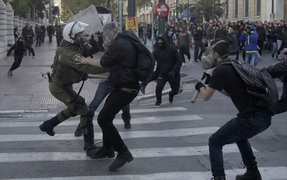 Ένταση στα προπύλαια. Επεισόδια μεταξύ των ΜΑΤ και διαδηλωτών.