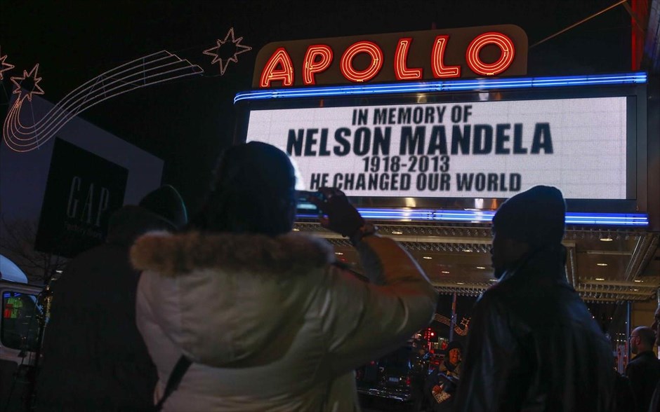 Νέλσον Μαντέλα. Η μαρκίζα του θεάτρου Apollo στη Νέα Υόρκη είναι αφιερωμένη στην Νέλσον Μαντέλα.
