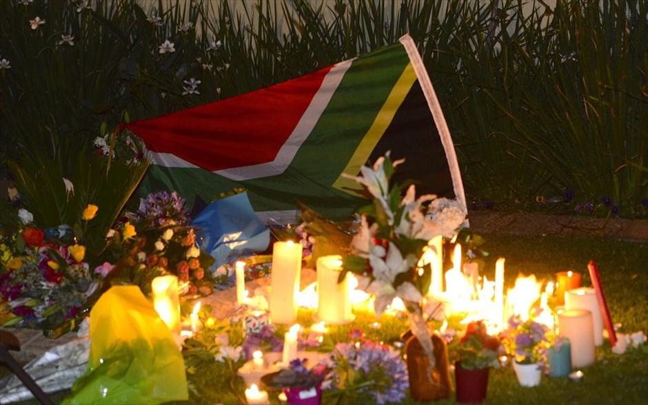 Νέλσον Μαντέλα. Κεριά και λουλούδια έξω από την οικία του Νέλσον Μαντέλα. 