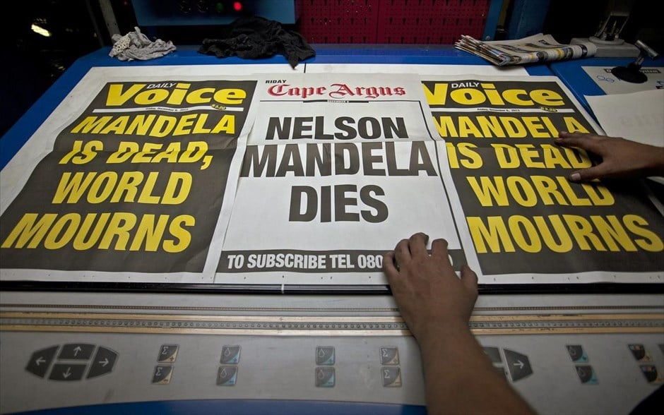 Νέλσον Μαντέλα. Εφημερίδες με πρωτοσέλιδο την είδηση του θανάτου του Μαντέλα τυπώνονται νωρίς το πρωί στο Κέιπ Τάουν.
