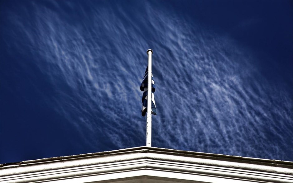 Αγώνας δρόμου έως το Eurogroup . To στόχο της κυβέρνησης να έχουν κλείσει τα προαπαιτούμενα έως τη συνεδρίαση του Eurogroup της 9ης Δεκεμβρίου επανέλαβε ο υπουργός Οικονομικών Γιάννης Στουρνάρας, μετά από συνάντηση που είχε με τον πρωθυπουργό Αντώνη Σαμαρά. Πρόσθεσε πάντως πως δεν θα πρέπει να αναμένουμε απόφαση για εκταμίευση της δόσης του 1 δισ. τη Δευτέρα. Χθες αξιωματούχος της Ευρωζώνης σημείωνε πως μόνη εκκρεμότητα για την εκταμίευση της δόσης είναι το ζήτημα της αναδιάθρωσης των Ελληνικών Αμυντικών Συστημάτων.